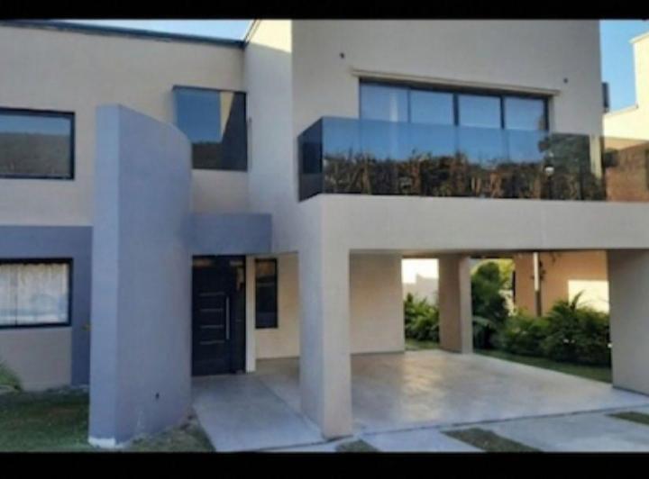 Casa · 200m² · 6 Ambientes · 2 Cocheras