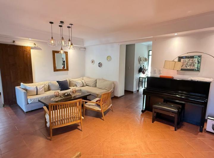 Casa · 221m² · 6 Ambientes · 2 Cocheras