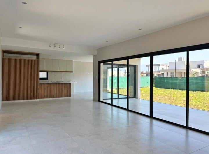 Casa · 390m² · 4 Dormitorios · 2 Cocheras