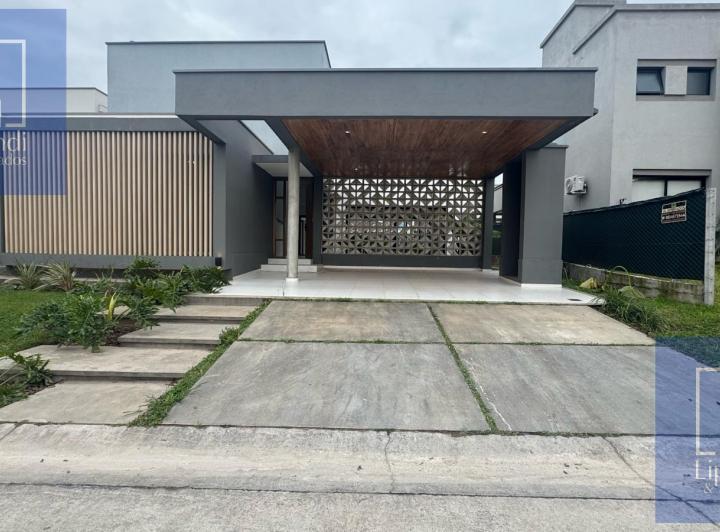 Casa · 390m² · 4 Ambientes · 2 Cocheras