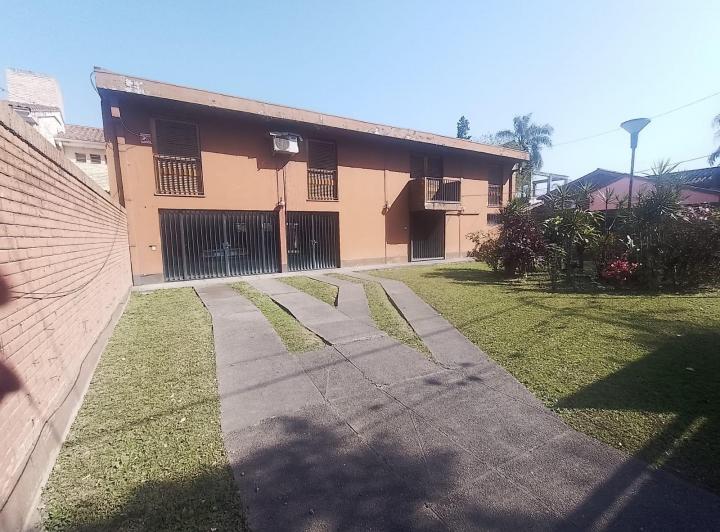 Casa · 340m² · 10 Ambientes · 2 Cocheras