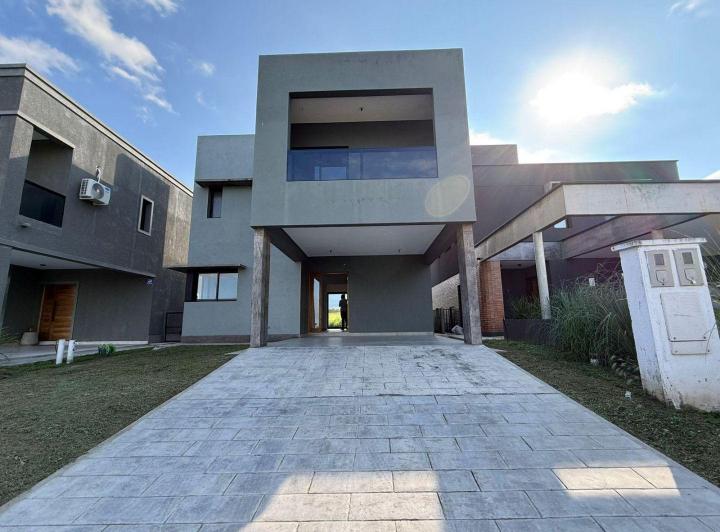 Casa · 210m² · 4 Ambientes
