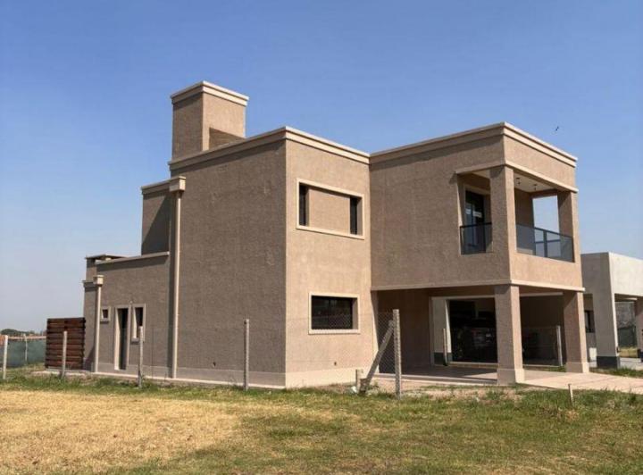 Casa · 210m² · 6 Ambientes
