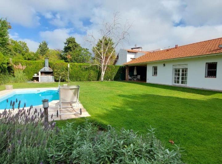 Casa · 220m² · 5 Ambientes · 2 Cocheras