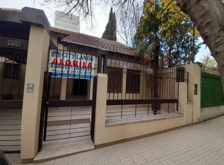 Casa · 237m² · 6 Ambientes · 2 Cocheras