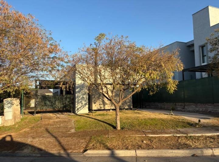 Casa · 202m² · 3 Dormitorios · 2 Cocheras