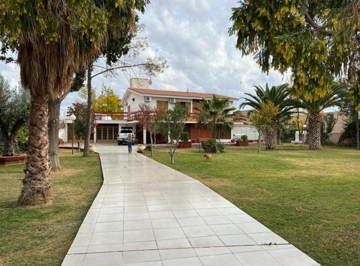 Casa · 400m² · 10 Ambientes · 2 Cocheras