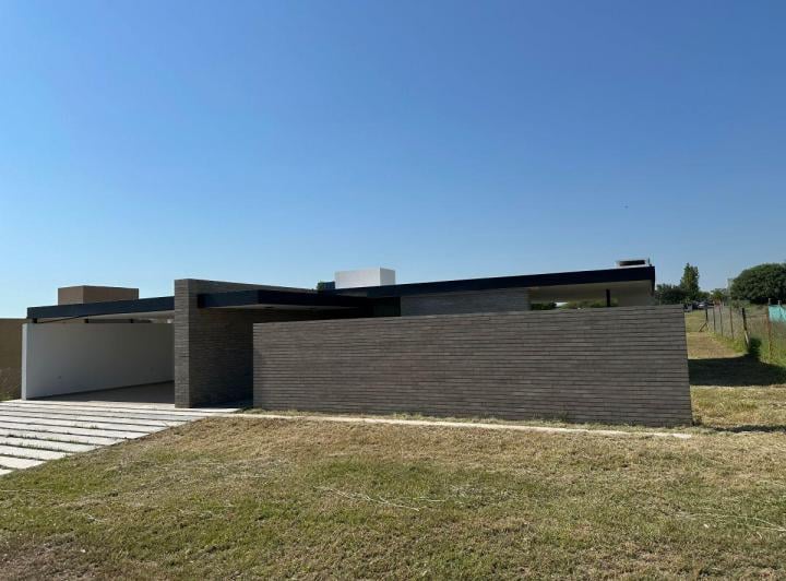 Casa · 250m² · 7 Ambientes · 2 Cocheras