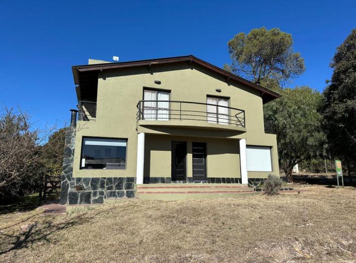 Casa · 180m² · 8 Ambientes · 2 Cocheras