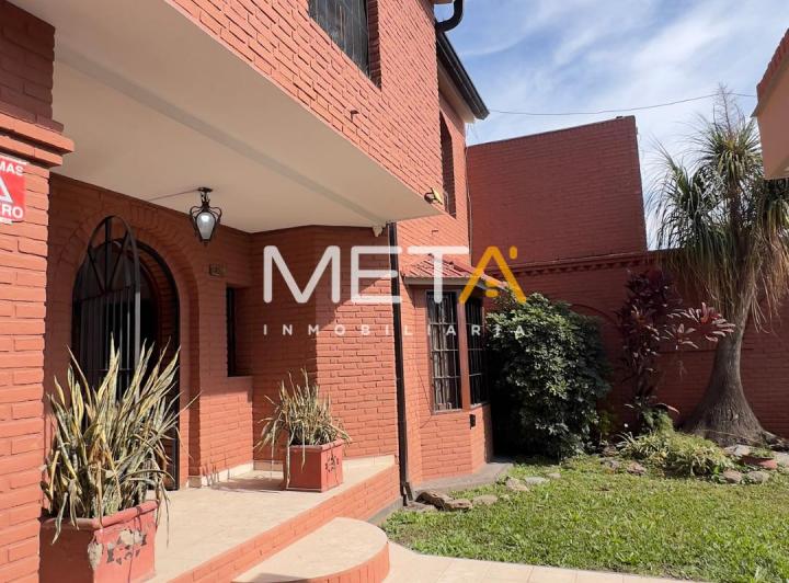 Casa · 330m² · 10 Ambientes · 2 Cocheras