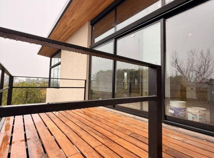 Casa · 340m² · 5 Ambientes · 2 Cocheras