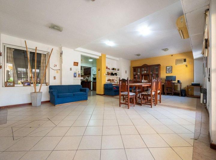 Casa · 239m² · 8 Ambientes · 2 Cocheras