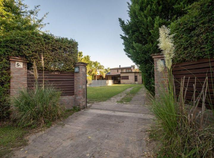 Casa · 180m² · 6 Ambientes · 1 Cochera