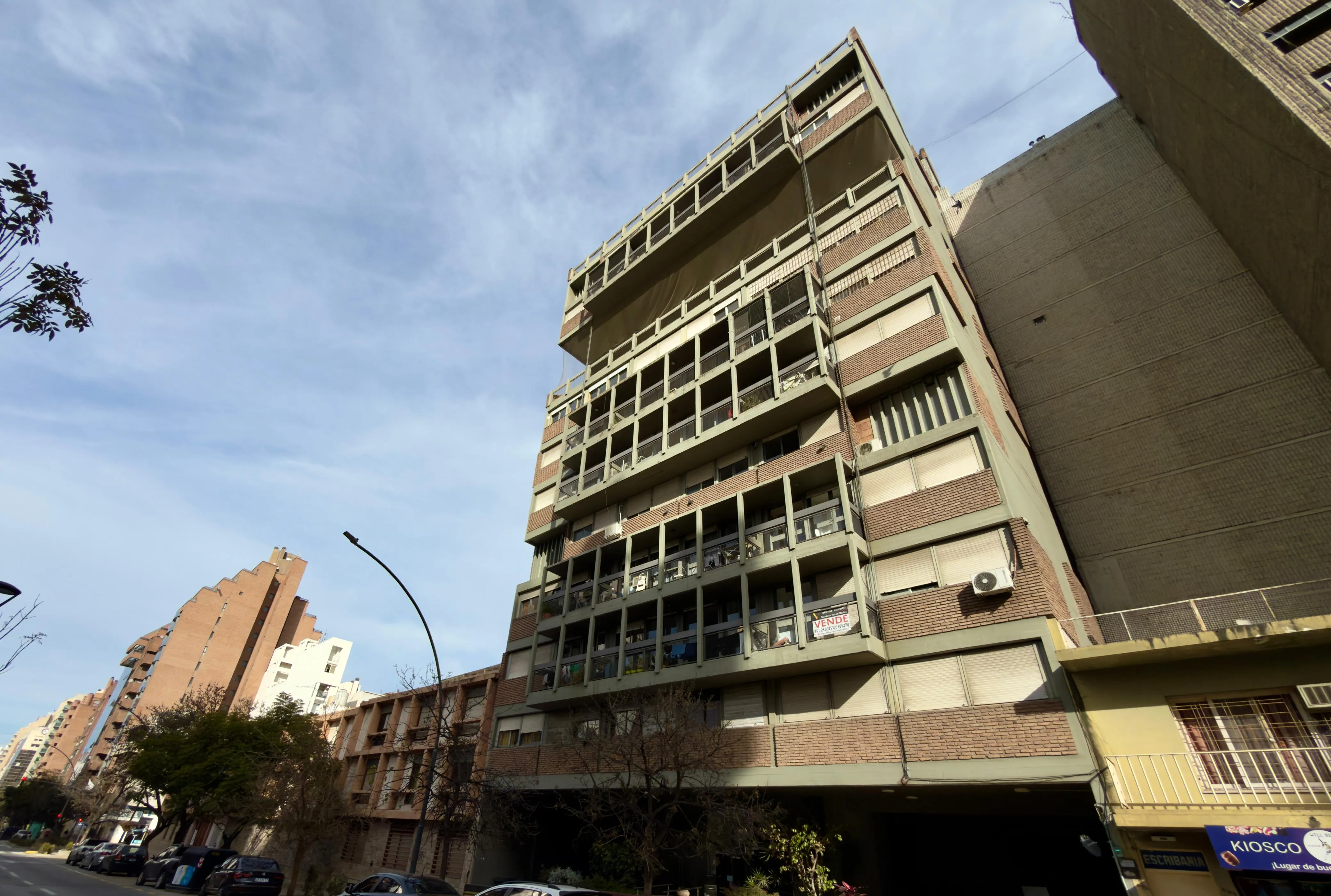 VENTA Departamento de 4 dormitorios en Barrio Güemes, sobre Bv. San Juan al 400.