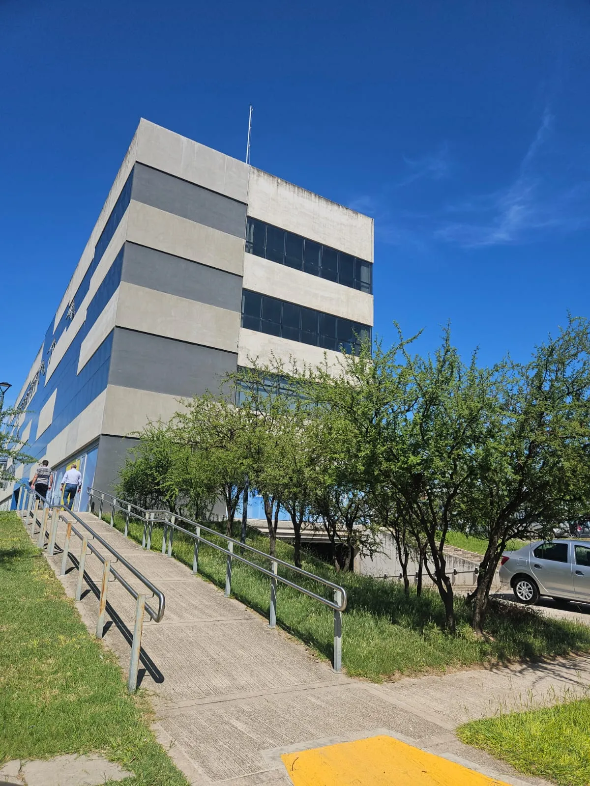 Oficina 200 mts - Zona Av. La Voz del Interior y Aeropuerto