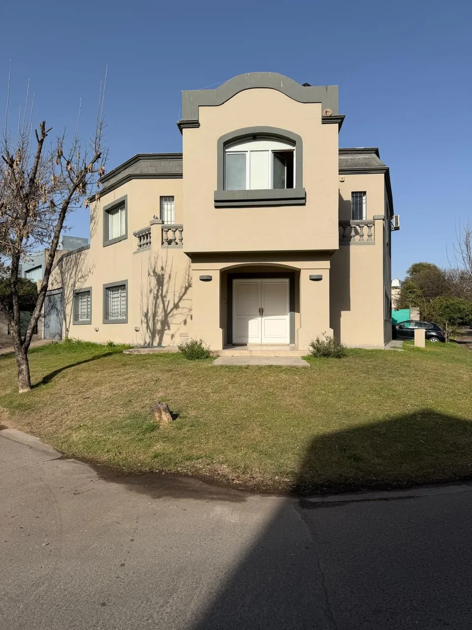 CASA EN VENTA JARDINES DEL JOCKEY 4 DORMITORIOS PILETA COCHERA 4 AUTOS