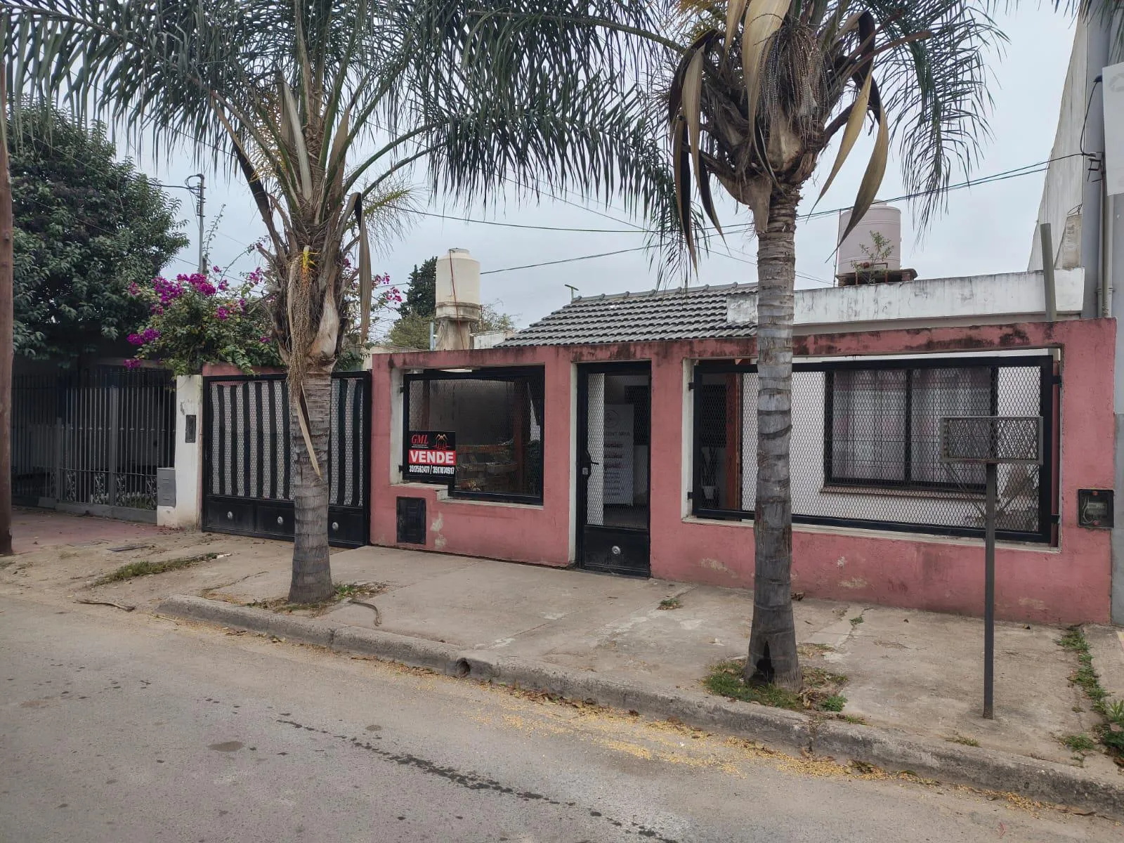 GMLPROPIEDADES VENDE CASA EN BARRIO LOS SAUCES CALLE LOS TALAS 6256.