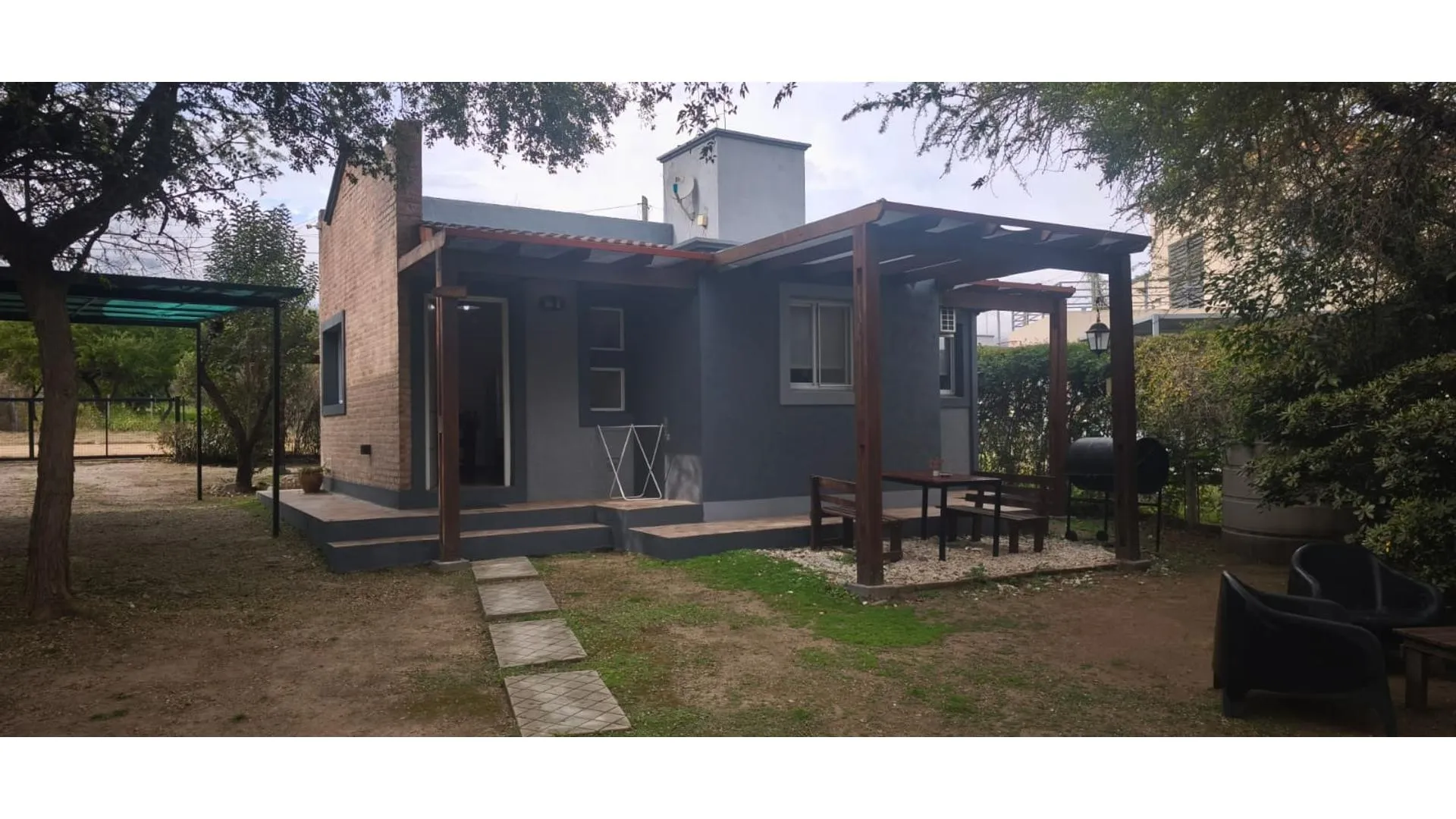 Casa con monoambiente, pileta climatizada y gas natural