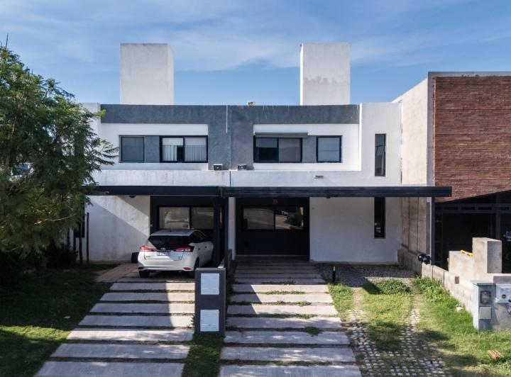 Casa · 133m² · 5 Ambientes · 2 Cocheras