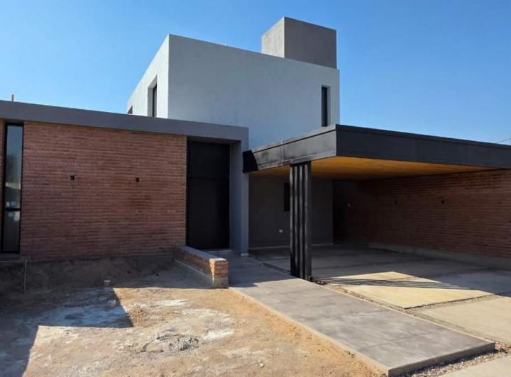 Casa · 189m² · 4 Ambientes · 4 Cocheras