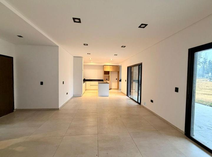 Casa · 190m² · 4 Ambientes · 2 Cocheras