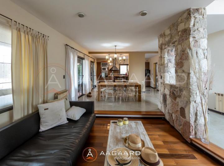 Casa · 400m² · 7 Ambientes · 2 Cocheras