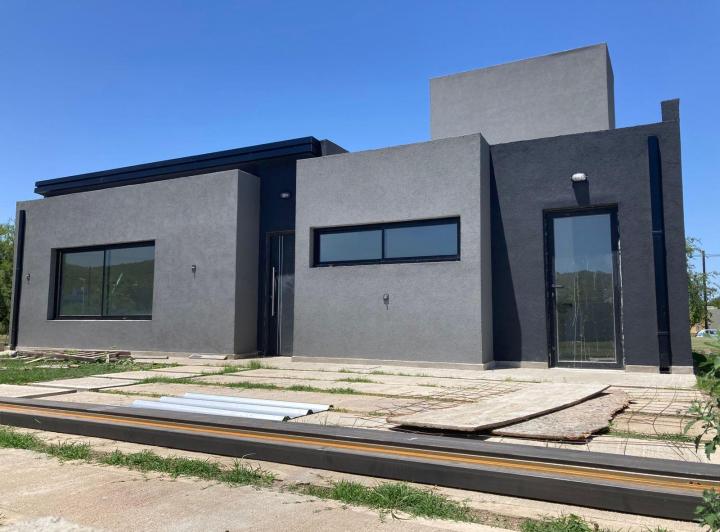 Casa · 135m² · 4 Ambientes · 2 Cocheras