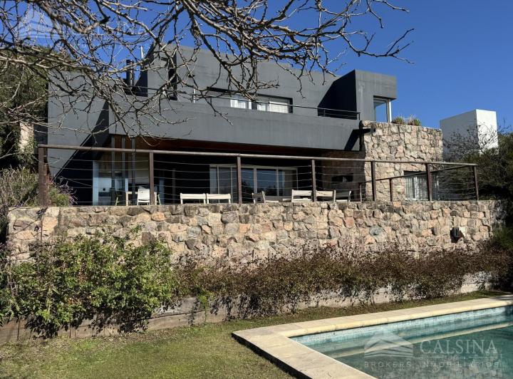 Casa · 325m² · 4 Dormitorios