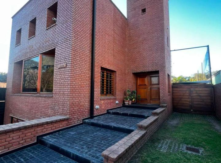 Casa · 400m² · 15 Ambientes · 4 Cocheras