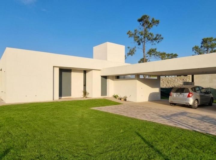 Casa · 1060m² · 3 Dormitorios · 2 Cocheras