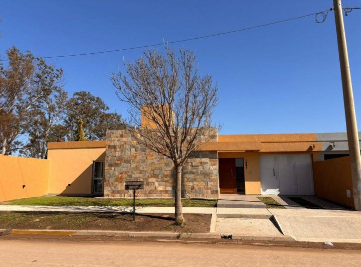 Casa · 121m² · 4 Ambientes · 1 Cochera