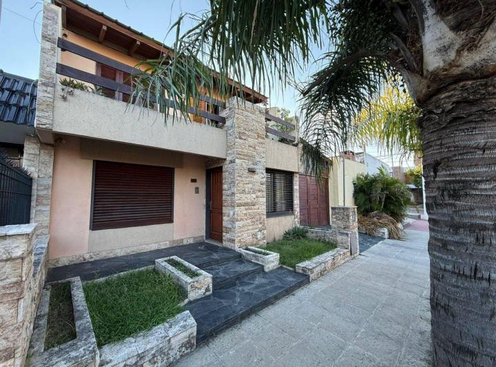 Casa · 248m² · 4 Ambientes · 1 Cochera