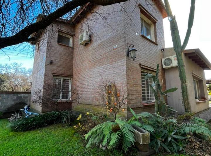 Casa · 196m² · 10 Ambientes · 2 Cocheras