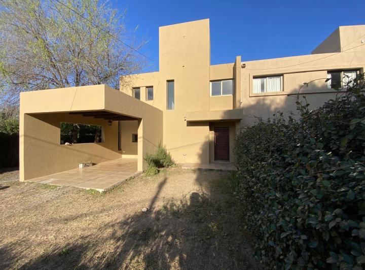 Casa · 180m² · 4 Ambientes · 1 Cochera