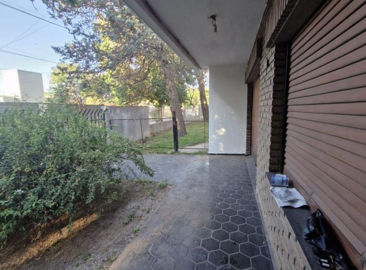 Bodega-Galpón · 208m² · 6 Ambientes · 4 Cocheras