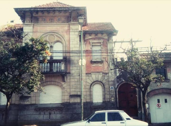 Casa · 180m² · 5 Dormitorios · 1 Cochera