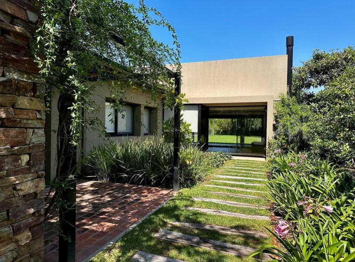 Casa · 220m² · 4 Ambientes · 1 Cochera