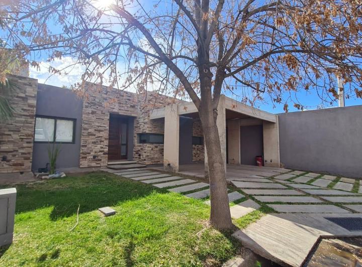 Casa · 200m² · 9 Ambientes · 2 Cocheras