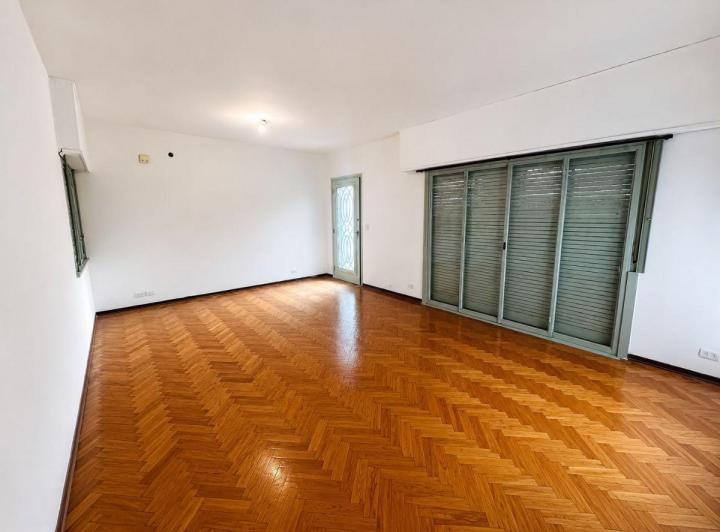 Casa · 220m² · 6 Ambientes · 2 Cocheras