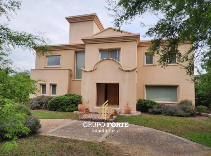 Casa · 570m² · 6 Ambientes · 4 Cocheras