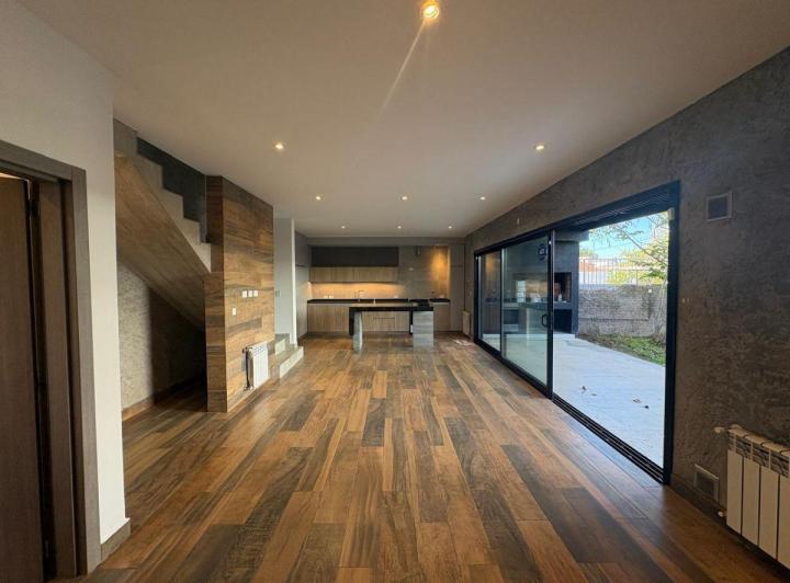 Casa · 158m² · 4 Ambientes · 2 Cocheras