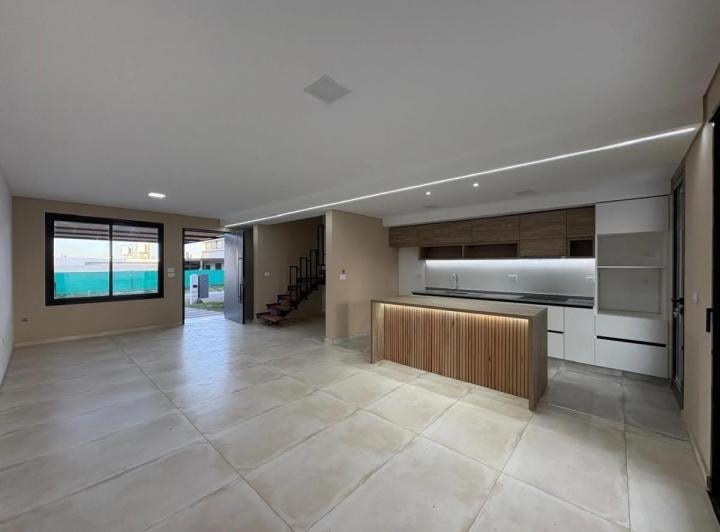 Casa · 180m² · 4 Ambientes · 2 Cocheras