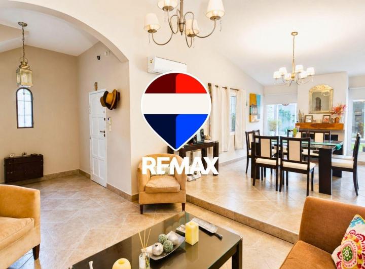 Casa · 300m² · 8 Ambientes · 2 Cocheras