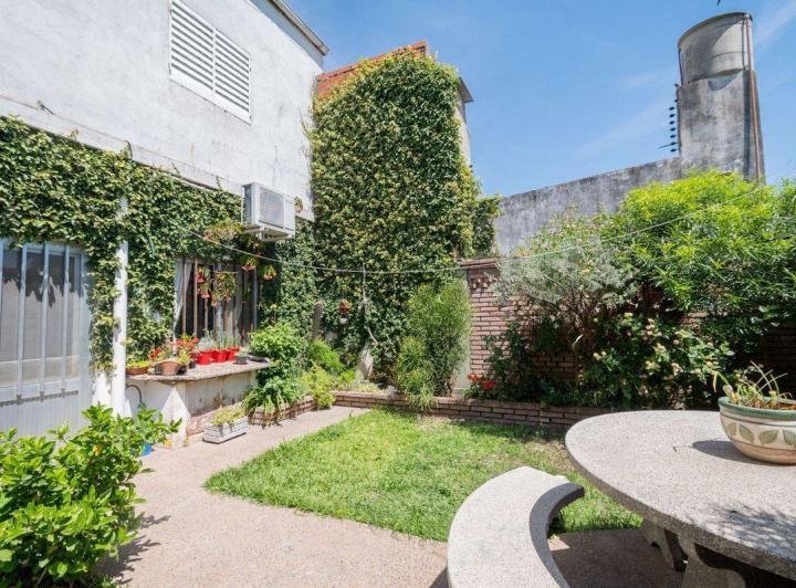 Casa · 145m² · 8 Ambientes · 1 Cochera