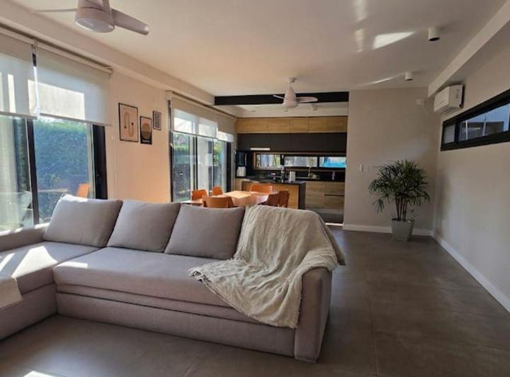 Casa · 200m² · 6 Ambientes · 1 Cochera