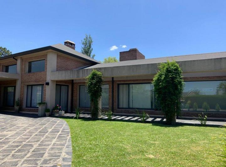 Casa · 250m² · 6 Ambientes · 1 Cochera
