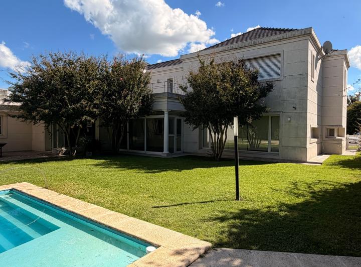 Casa · 490m² · 7 Ambientes · 2 Cocheras