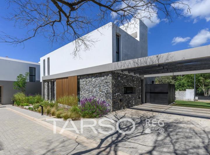 Casa · 225m² · 6 Ambientes · 2 Cocheras