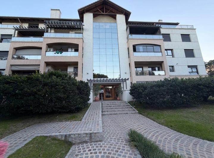 Departamento · 140m² · 6 Ambientes · 1 Cochera