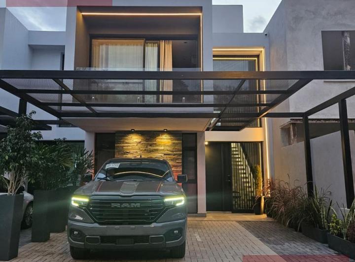 Casa · 160m² · 4 Ambientes · 2 Cocheras
